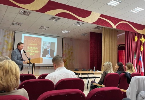 Филологи Набережночелнинского педуниверситета выступили перед учителями русского языка и литературы в рамках августовской конференции