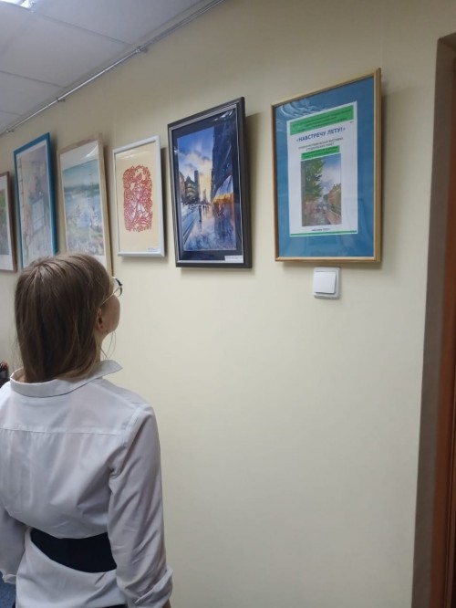  Выставка картин студентов НГПУ «Навстречу лету!» открылась в молодежно-подростковом клубе «Радуга» 